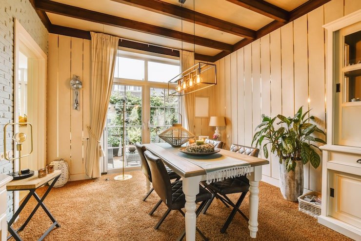 empty-chairs-table-home_1048944-618512